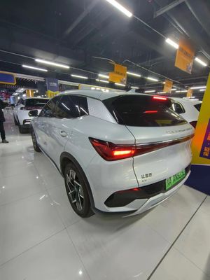 3 jaar gebruikte elektrische auto Efficiënte werking met witte buitenkant