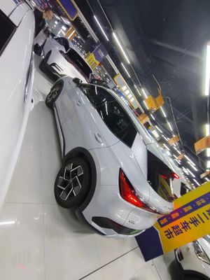 Sedan 4 deuren Gebruikte elektrische auto Uitstekende veiligheidsbeoordeling En betaalbaar